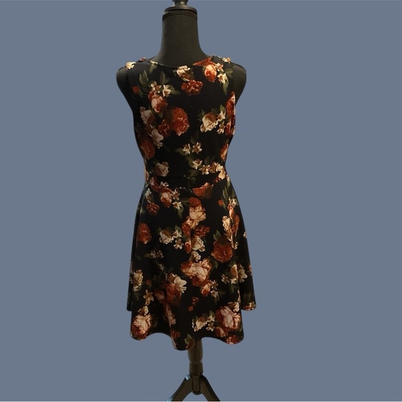 NAVY WITH FLORAL PATTERN WOMENS SIZE SMALL SLEEVELESS DRESS GENTLY WORN - Picture 2 of 3